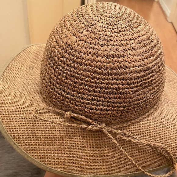 Straw Hat for Summer fits most sizes - Picture 2 of 2